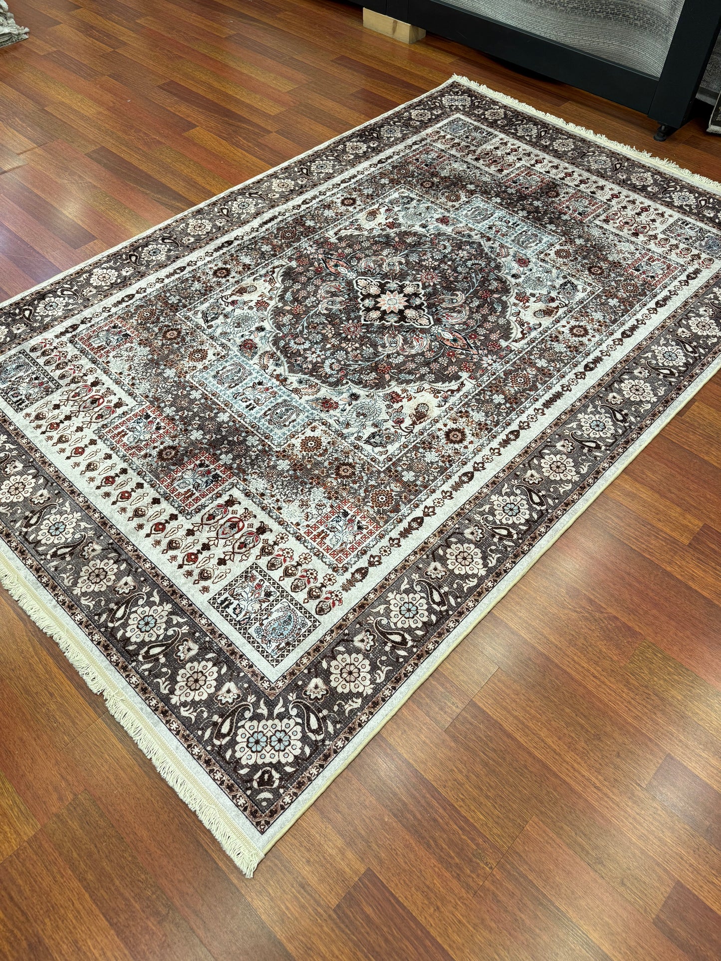 Gri Saray Klasik Desenli Dijital Baskı Kaymaz Taban Makinede Yıkanabilir Halı