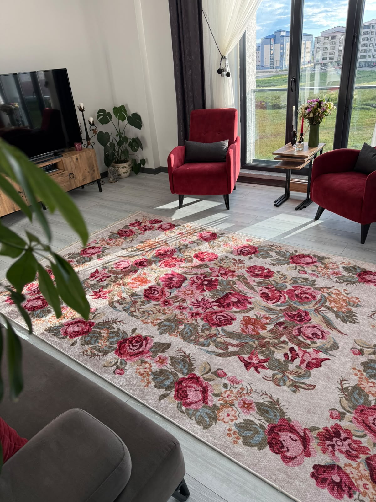 Beyaz Karabağ Çiçek Motifli Dijital Baskı Kaymaz Taban Makinede Yıkanabilir Halı
